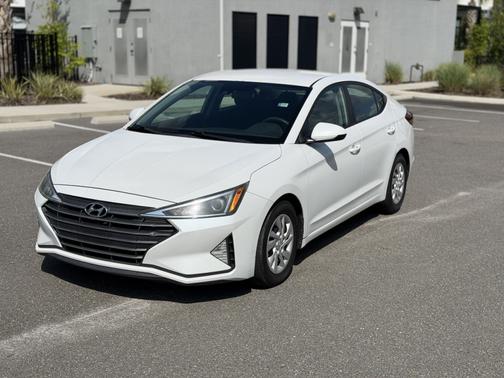 White 2020 Hyundai ELANTRA SE