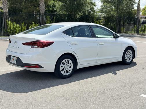 White 2020 Hyundai ELANTRA SE