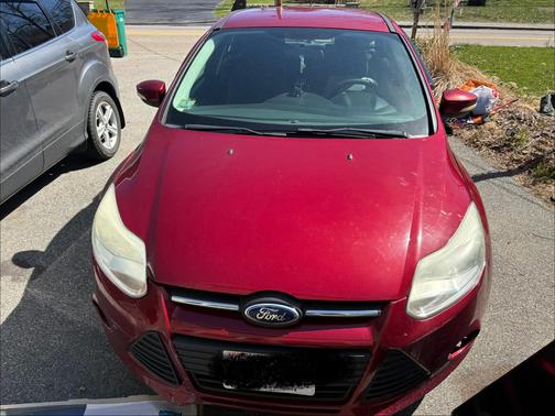 Red 2013 Ford Focus SE