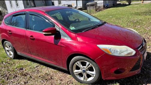 Red 2013 Ford Focus SE