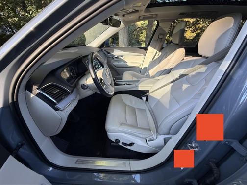 Gray 2022 Volvo XC90 T5 Momentum