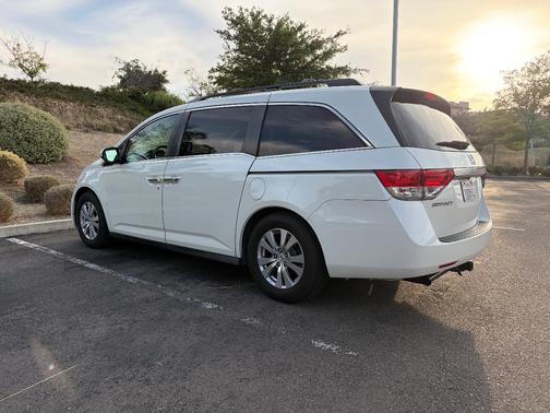 White 2016 Honda Odyssey SE