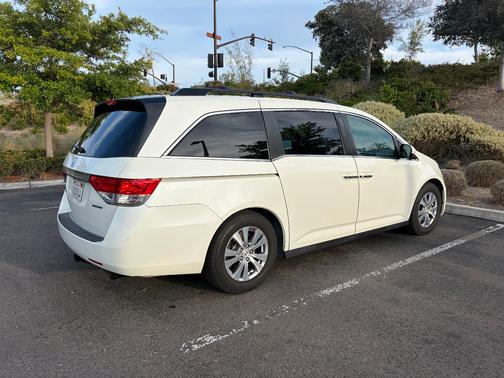 White 2016 Honda Odyssey SE
