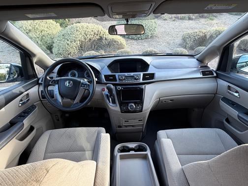 White 2016 Honda Odyssey SE