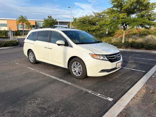 White 2016 Honda Odyssey SE