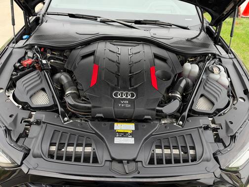 Black 2022 Audi S8 4.0T