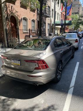 Beige 2019 Volvo S60 T6 Momentum