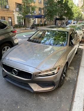 Beige 2019 Volvo S60 T6 Momentum