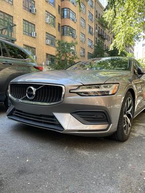 Beige 2019 Volvo S60 T6 Momentum