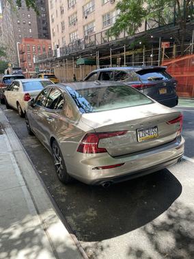 Beige 2019 Volvo S60 T6 Momentum