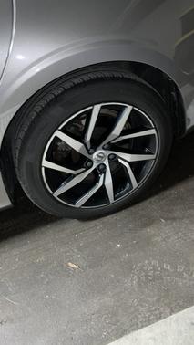 Beige 2019 Volvo S60 T6 Momentum