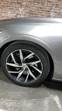 Beige 2019 Volvo S60 T6 Momentum