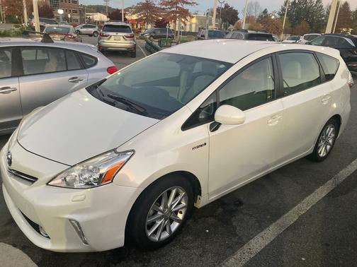 2014 Toyota Prius v Five