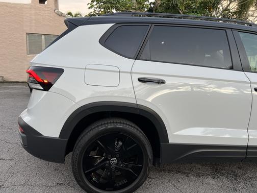 2025 Volkswagen Taos SE Black FWD