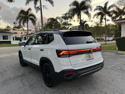 2025 Volkswagen Taos SE Black FWD