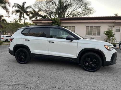 2025 Volkswagen Taos SE Black FWD