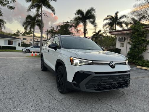 2025 Volkswagen Taos SE Black FWD