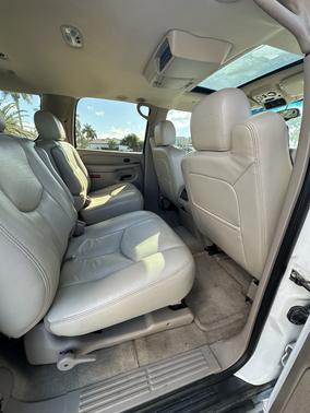 White 2005 Chevrolet Suburban 1500 Z71