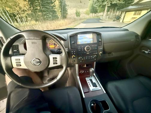 2011 Nissan Pathfinder LE