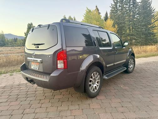 2011 Nissan Pathfinder LE