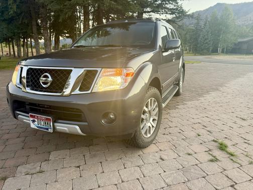 2011 Nissan Pathfinder LE