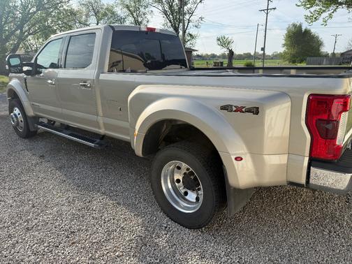 Beige 2017 Ford F-450 Lariat