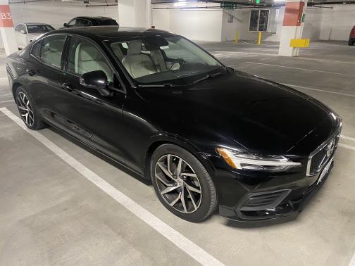 Photo 4 of 9 of 2019 Volvo S60 T5 Momentum