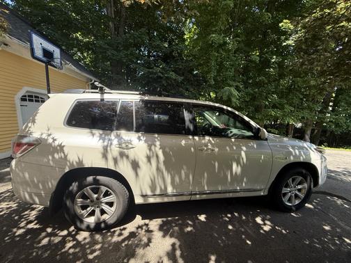 White 2013 Toyota Highlander Hybrid Base