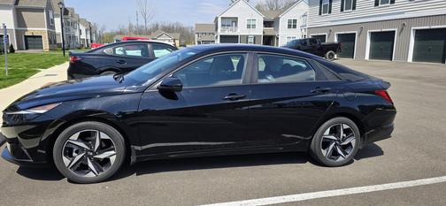 Black 2023 Hyundai ELANTRA SEL