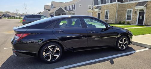 Black 2023 Hyundai ELANTRA SEL