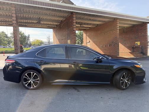 Blue 2018 Toyota Camry SE
