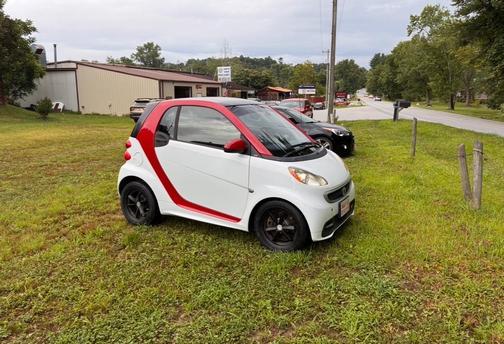 White 2014 smart ForTwo Passion