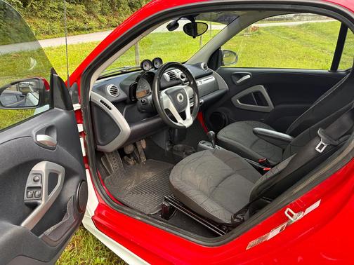 White 2014 smart ForTwo Passion