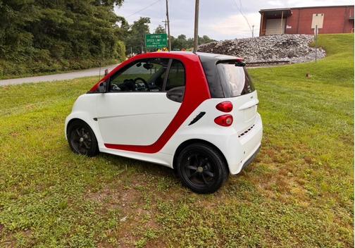 White 2014 smart ForTwo Passion