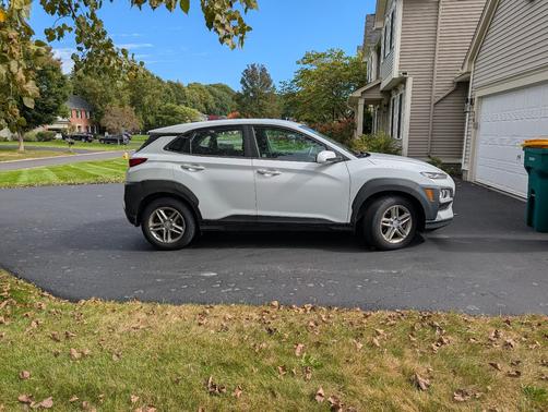 White 2021 Hyundai KONA SE