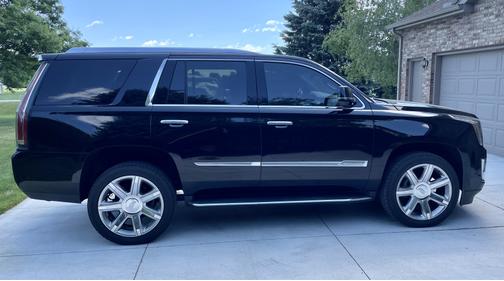 Photo 4 of 8 of 2019 Cadillac Escalade Luxury