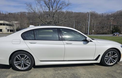 White 2019 BMW 750 i