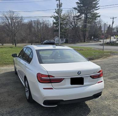 White 2019 BMW 750 i