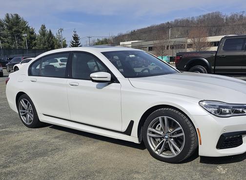 White 2019 BMW 750 i