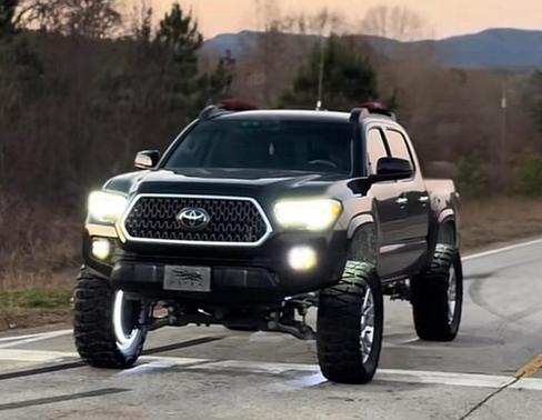 Black 2022 Toyota Tacoma SR5