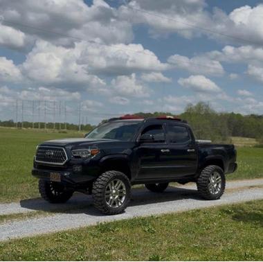 Black 2022 Toyota Tacoma SR5