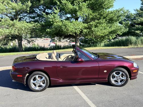 Red 2000 Mazda MX-5 Miata SE