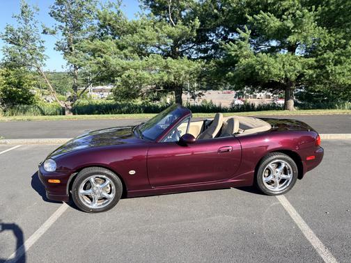 Red 2000 Mazda MX-5 Miata SE