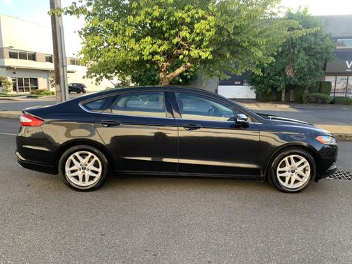 Black 2014 Ford Fusion SE