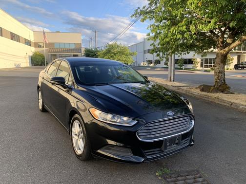 Black 2014 Ford Fusion SE