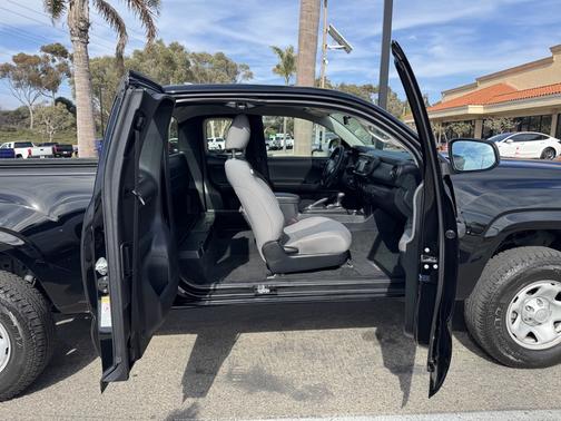 2017 Toyota Tacoma SR