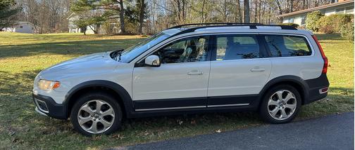 White 2010 Volvo XC70 T6