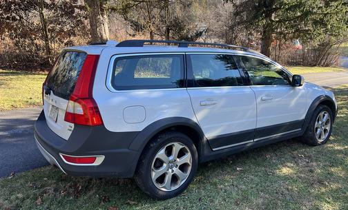 White 2010 Volvo XC70 T6