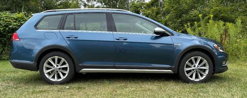 Blue 2017 Volkswagen Golf Alltrack TSI S
