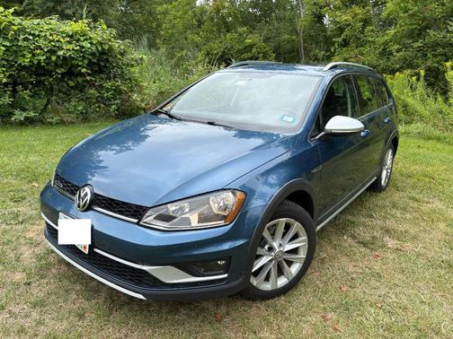 Blue 2017 Volkswagen Golf Alltrack TSI S